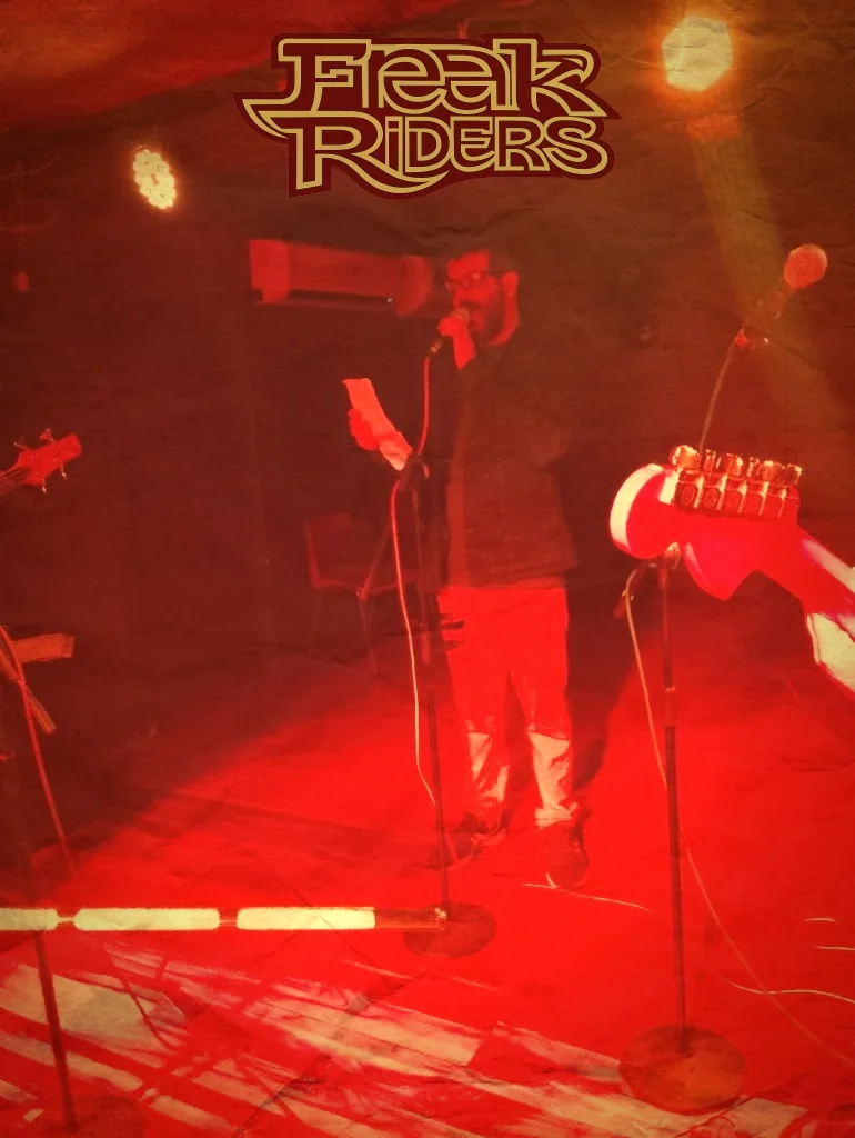 Vocal da Freak Riders no ensaio Black Dog Estudio