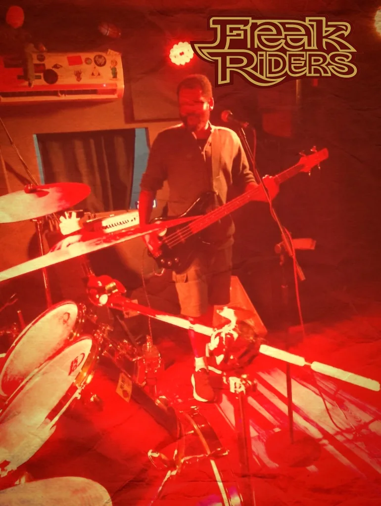 Baixo da Freak Riders no ensaio Black Dog Estudio