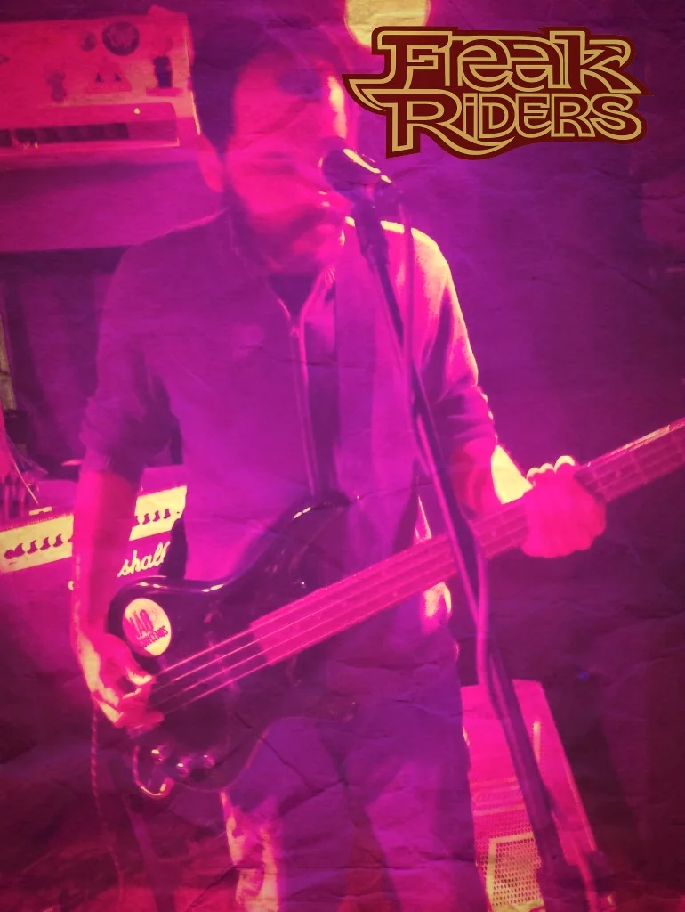 Baixo e voz da Freak Riders no ensaio