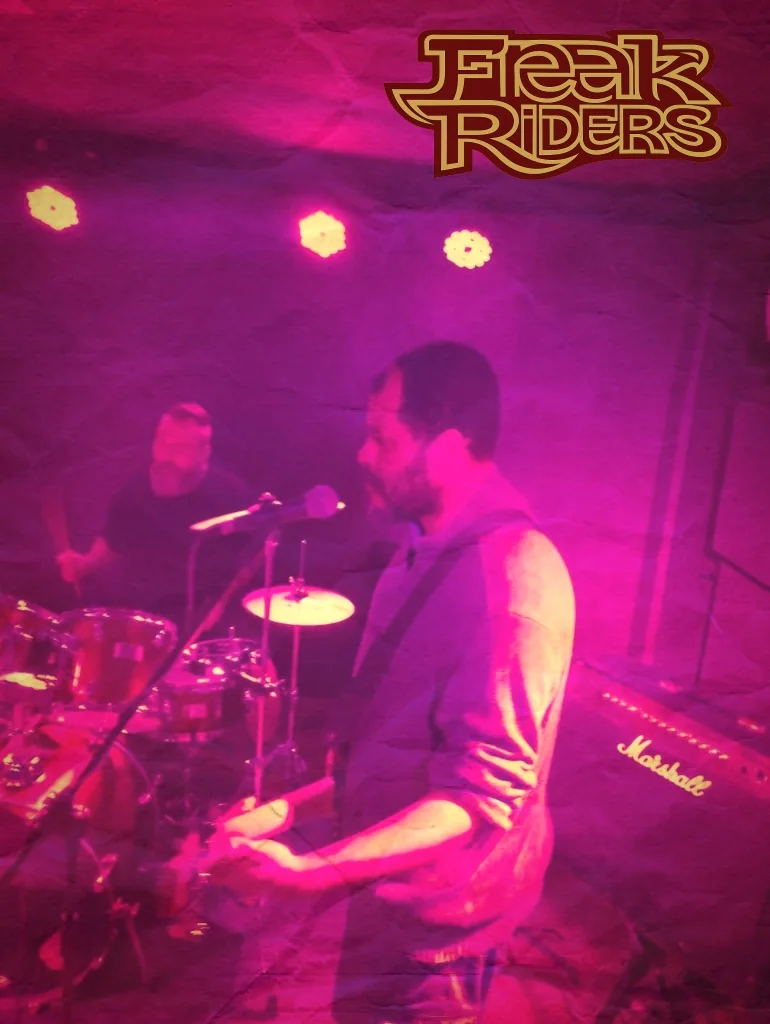 Integrantes da Freak Riders no palco