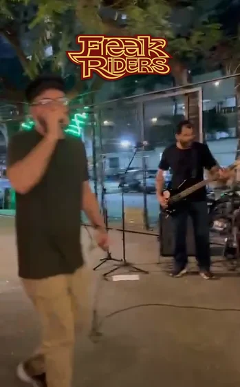 Vocal e baixo da Freak Riders no Food Park Niterói