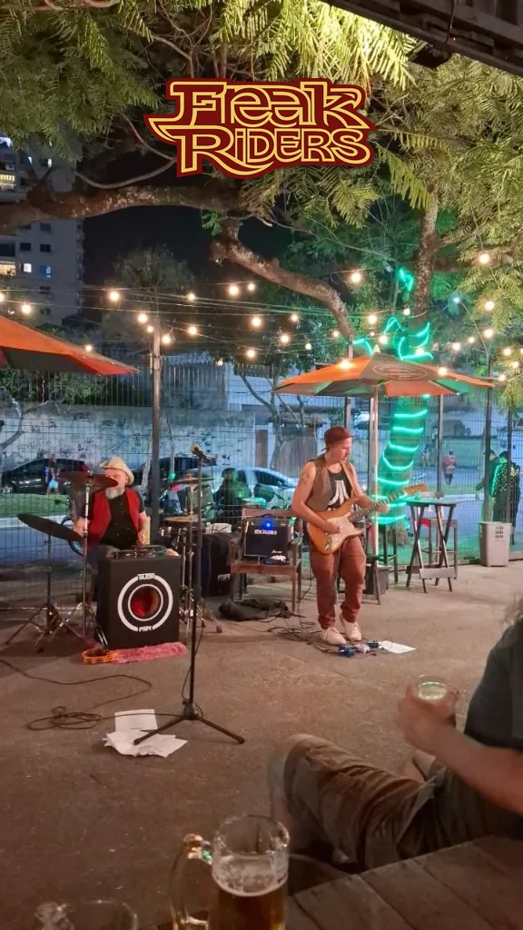Bateria e guitarra da Freak Riders no Food Park Niterói