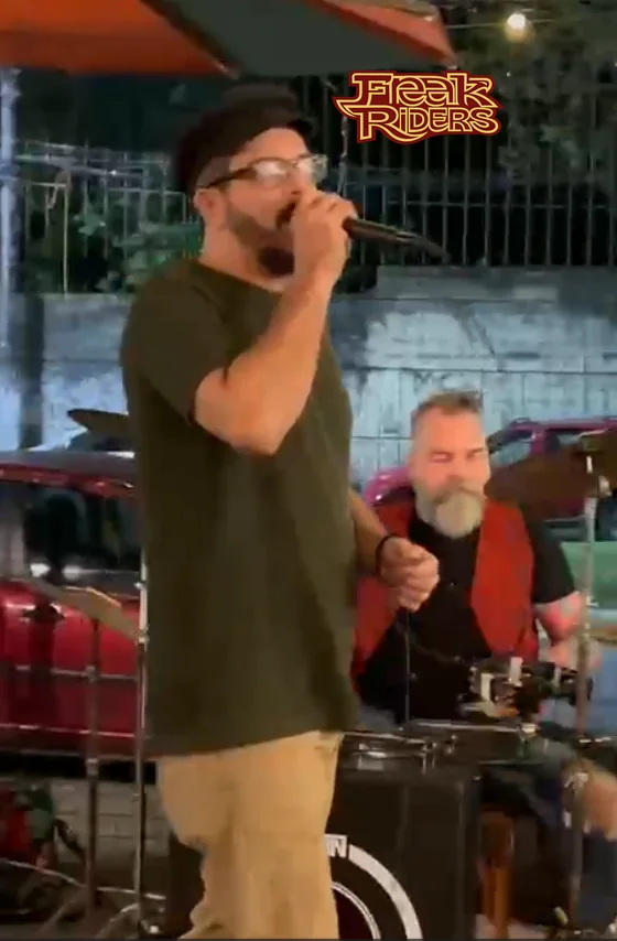 Maurício Tardin no vocal e Maurício Machado na bateria, Food Park Niterói